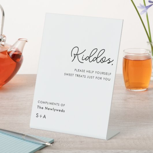 Simple Neutral Kiddos Wedding Treats Table Reclamebord Met Voetstuk (Insitu)