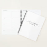 Simple noir et blanc minimaliste moderne<br><div class="desc">Planificateur d'affaires moderne avec un design simple et minimal en noir et blanc avec votre nom dans une police serfi traditionnelle avec votre titre. Ce planificateur professionnel est polyvalent pour tout type d'entreprise.</div>