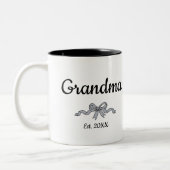 Simple Script Bow Grandma Est. Year Tweekleurige Koffiemok (Links)