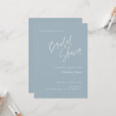 Simple Script Dusty Blue Bridal Douche invitation (Devant/Arrière en situation)