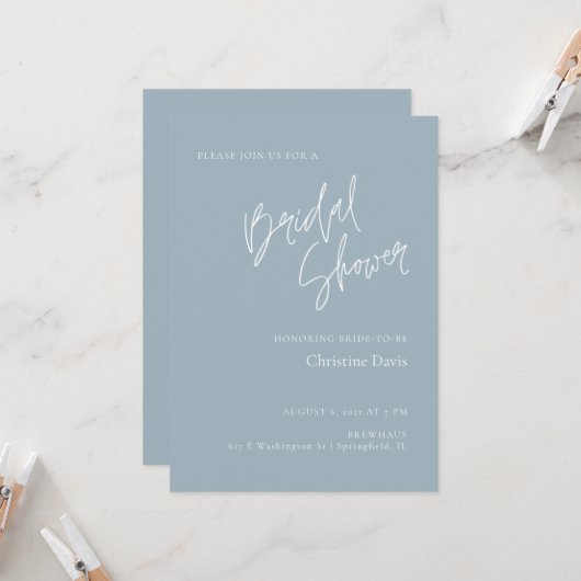 Simple Script Dusty Blue Bridal Douche invitation (Devant/Arrière en situation)