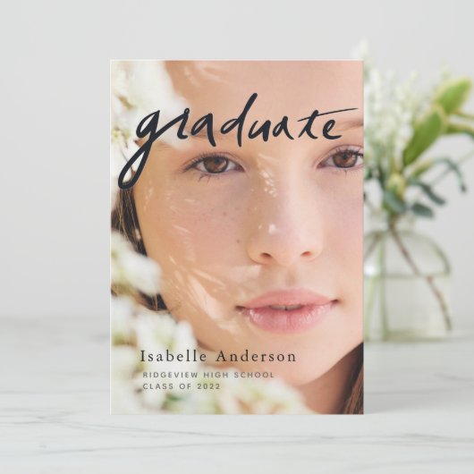 Simple Script Photo Invitation Virtual Graduation (Debout devant)