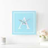 Simple Sky Blue Monogram Vierkante Klok (Huis)