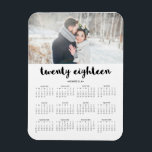 Simple Typographie tendance 2018 Calendrier photo<br><div class="desc">Cet aimant de calendrier 2018 moderne et élégant présente une typographie qui dit "vingt-dix-huit",  personnalisée avec votre nom et votre photo.</div>