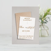 Simple White & Gold Wedding Invitation (Debout devant)