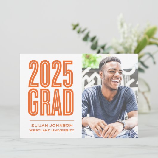 SIMPLEMENT BOLD 2025 GRAD PHOTO GRAD INVITATION (Debout devant)