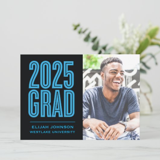 SIMPLEMENT BOLD 2025 GRAD PHOTO GRAD INVITATION (Debout devant)