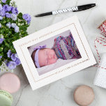 Simply Chic Photo Real Foil Faire-part de naissanc<br><div class="desc">Annoncez votre nouveau lot de joie dans le style avec ces cartes postales à faire-part de naissance pression en papier photo à la mode. Ce design est facile à personnaliser avec vos photos et votre libellé et votre famille et vos amis seront ravis de recevoir ces annonces fabuleuses.</div>