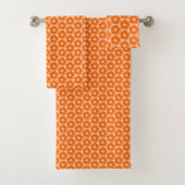 Sinaasappel en Peach Retro 60s Floral Pattern Bad Handdoek (Insitu)