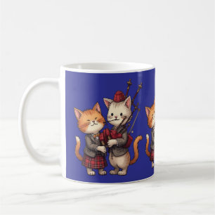 Sinaasappelkleurige katten die doedelzak spelen en koffiemok