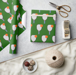 Sinaasappelkleurige Pickleballs en Paddels Op Groe Cadeaupapier