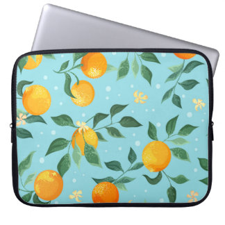 Sinaasappels, bloemen: naadloos textielpatroon. laptop sleeve