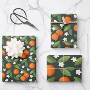 Sinaasappels, groene bladeren en witte bloemen inpakpapier vel