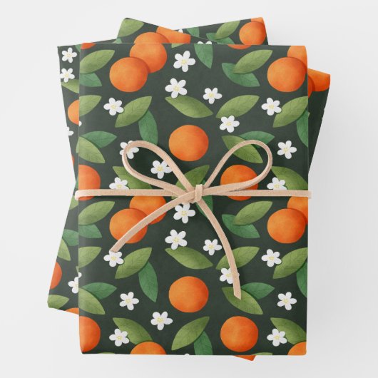 Sinaasappels, groene bladeren en witte bloemen inpakpapier vel (In situ)