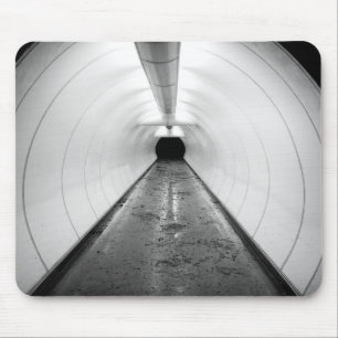 Singapore. Een verlichte voetgangerstunnel in Muismat