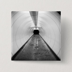 Singapore. Een verlichte voetgangerstunnel in Vierkante Button 5,1 Cm
