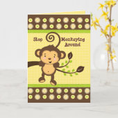 Singe mignon sur la carte d'anniversaire de (Fleur jaune)