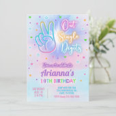 SINGLE DIGITS fille invitation de 10e anniversaire (Debout devant)