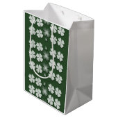 Sint-Patricks-Day-shamrock-clover-patroon Medium Cadeauzakje (Achterkant Gekanteld)