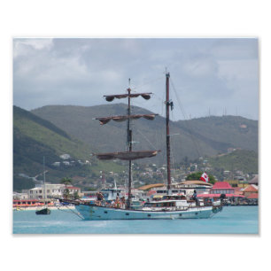 Sint Thomas met grote Sail Boat lijkt op piraat Foto Afdruk