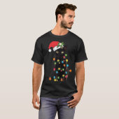 Sinterzwarte kat omhoog gedraaid in kerstboomverli t-shirt (Voorkant volledig)