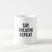 Sip, Adem, Herhaal – Minimalistisch Mok Ontwerp (Center)