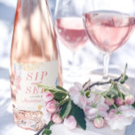 Sip and See Baby shower Decor Floral moderne<br><div class="desc">Utilisez ce étiquette de vin pétillant d'inspiration botanique et de jardin pour donner le ton d'une belle et élégante gorgée et voir. Des fleurs bleues, roses et jaunes délicates encadrent votre texte et le nom du nouveau bébé. Vous avez besoin d'aide en matière de couleurs ou de personnalisation ? Envoyez-nous...</div>