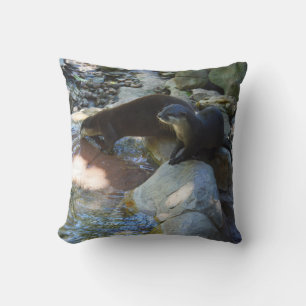*Sips by the Stream: Otters Drink van de rivier Kussen