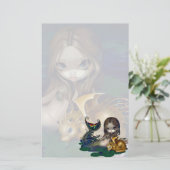 "Sirène avec la papeterie d'un dragon d'or" (Debout devant)