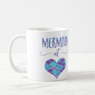 Sirène mignonne à la tasse de café de coeur