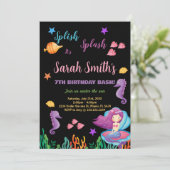 Sirène noire assis sur des invitations de coquille (Debout devant)