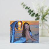 Sirène posant sur la plage à Sunset Carte postale (Debout devant)