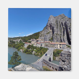 Sisteron over de banken van de Durance in Frankrij Magneet