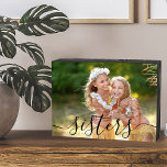 Sisters Black Script Photo personnalisée<br><div class="desc">Panneau de boîte en bois tendance avec votre propre photo personnalisée. Un joli cadeau photo avec la superposition de texte qui dit "soeurs" en lettres de main noire. Le modèle photo est configuré pour que vous puissiez ajouter votre photo - format paysage sera plus facile à utiliser. Parcourez mon magasin...</div>