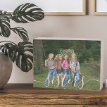 Sisters Photo White Script Personnalisé<br><div class="desc">Panneau de boîte en bois tendance avec votre propre photo personnalisée. Un joli cadeau photo avec la superposition de texte qui dit "soeurs" en lettres blanches. Le modèle photo est configuré pour que vous puissiez ajouter votre photo - format paysage sera plus facile à utiliser. Parcourez mon magasin pour plus...</div>