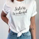 Sisters Weekend Away T-shirt Personnalisé Date<br><div class="desc">Le T-shirt parfait pour célébrer vos soeurs week-end. Que vous fêtiez un anniversaire,  que vous planifiez une mini réunion,  une soirée de bachelorette ou que vous vous teniez avec vos amies,  cette chemise vous préparera le meilleur week-end/voyage. Personnalisez en ajoutant l'emplacement et la date de votre départ.</div>