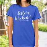 Sisters Weekend Away T-shirt Personnalisé Date<br><div class="desc">Le T-shirt parfait pour célébrer vos soeurs week-end. Que vous fêtiez un anniversaire,  que vous planifiez une mini réunion,  une soirée de bachelorette ou que vous vous teniez avec vos amies,  cette chemise vous préparera le meilleur week-end/voyage. Personnalisez en ajoutant l'emplacement et la date de votre départ.</div>