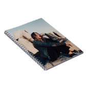 Sitting en glimlachte vrouw met zwarte broek notitieboek (Rechterzijde)