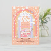 SIX is een Vibe Daisy Groovy Hippie 6e verjaardag Kaart (Staand voorkant)