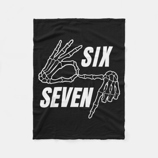 Six Seven 6 7 Meme Funny Skeleton Hands Sign Let's Fleece Deken (Voorkant)