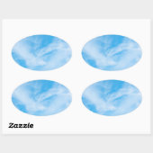 Sjabloon met blauwe lucht en witte wolken in de na ovale sticker (Vel)