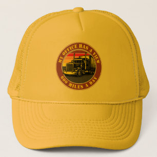 Sjabloon voor vrachtwagen over retro zonsondergang trucker pet