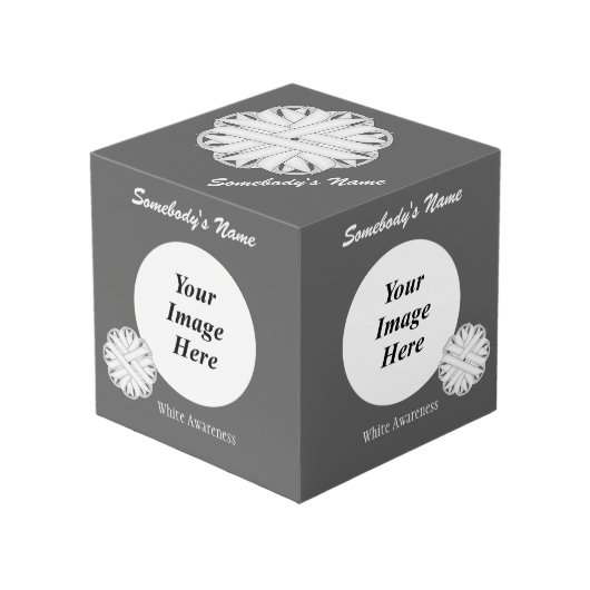 Sjabloon wit bloemlint door Kenneth Yoncich Kubus (Voorkant hoekig)