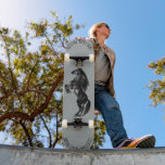 Skateboard à cheval sauvage avec texte personnalis<br><div class="desc">Texte personnalisé - Skateboard with Rearing Black Wild Horse - Black and White Drawing Animal Art Mustang Horses by MIGNED - Ajouter votre texte unique / nom - Choisissez / ajoutez votre texte favori et les couleurs arrière - plans - Redimensionnez et déplacez ou supprimez des éléments avec outil de...</div>