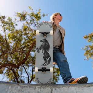 Skateboard à cheval sauvage avec texte personnalis