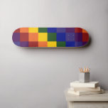 Skateboard à damiers arc-en-ciel<br><div class="desc">Célébrez votre Fierté, votre soutien ou votre amour de la couleur avec ce cool à damiers motif arc-en-ciel. Chaque rangée de carrés de couleur arc-en-ciel déplace un carré à droite pour créer un motif à damiers coloré. Les carrés de rouge, d'orange, de jaune, de vert, de bleu, d'indigo et de...</div>