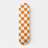 Skateboard à damiers orange et blanc (Devant)