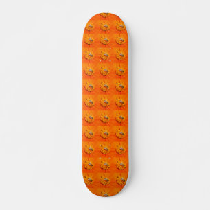 Skateboard abeilles sur la planche à roulettes orange