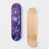 Skateboard Abstrait Maximaliste sur Fond Violet (Recto)