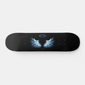 Skateboard Ailes d'angle brillant bleu sur arrière - plan noi (Horz)